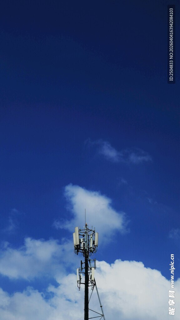蓝天中的通信基站