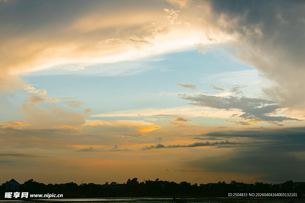 夕阳下的绚烂天空景色