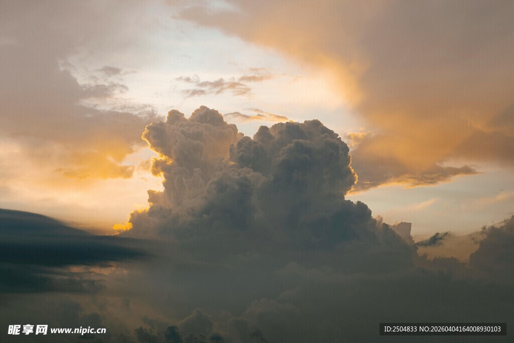 壮丽天空下的梦幻积雨云