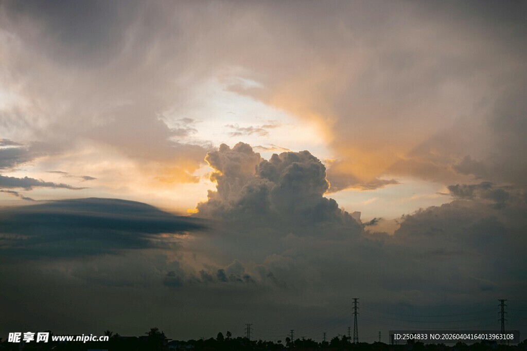 黄昏时分的壮丽云层景观
