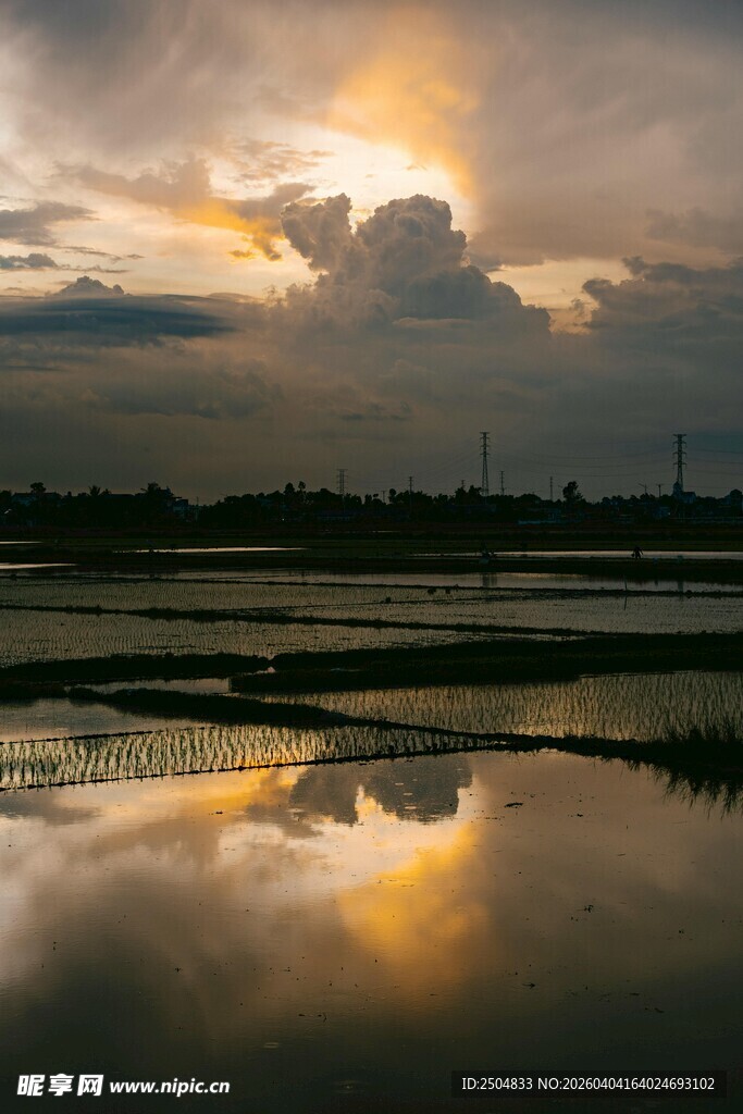 夕阳下的水面与天空倒影