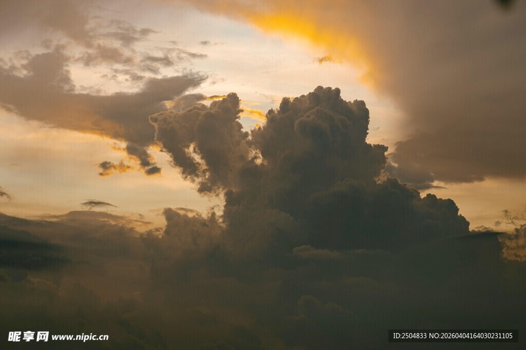 日落时分的壮丽积雨云