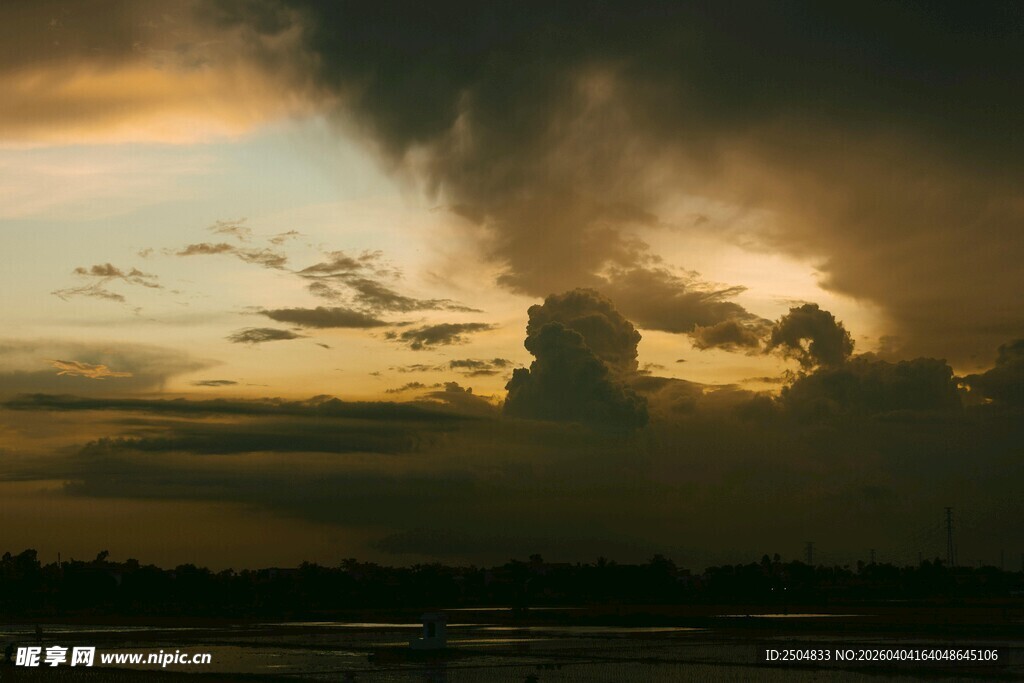 黄昏时壮观的积雨云景象