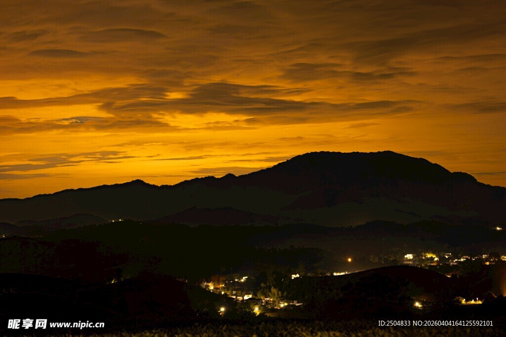 黄昏下的山峦与城市灯火