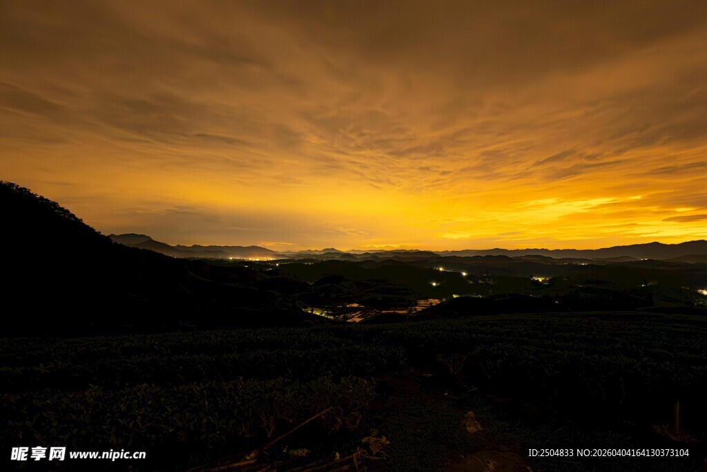黄昏时分山谷壮丽霞光