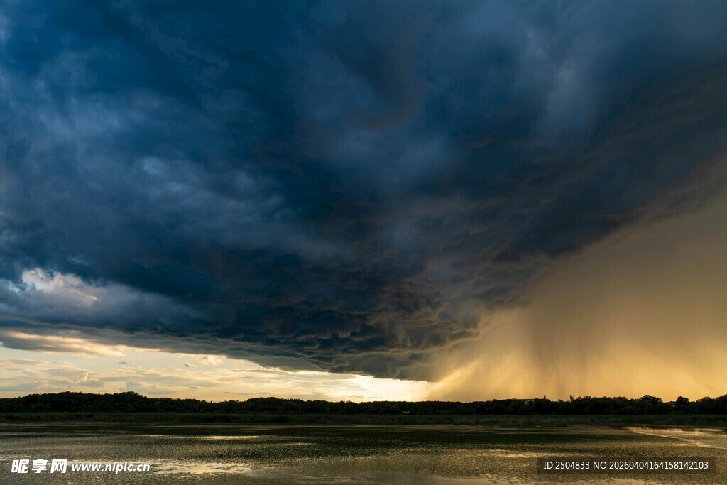 壮观风暴云下的自然景象