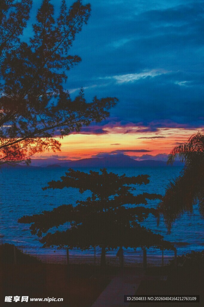 海边日落时分的美丽景致