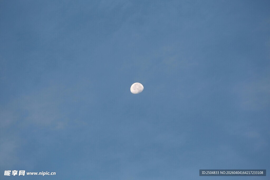 蓝天中的皎洁明月