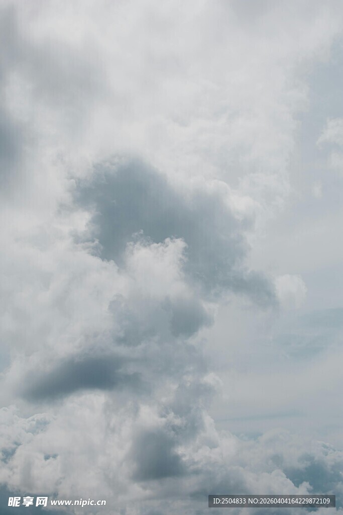 天空中蓬松的云朵