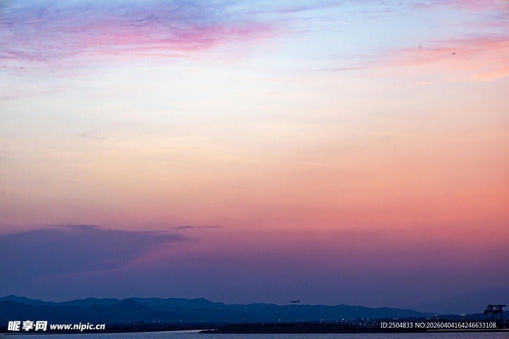 美丽晚霞下的开阔景致