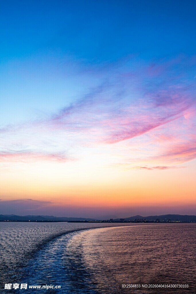 夕阳下的旷野之路