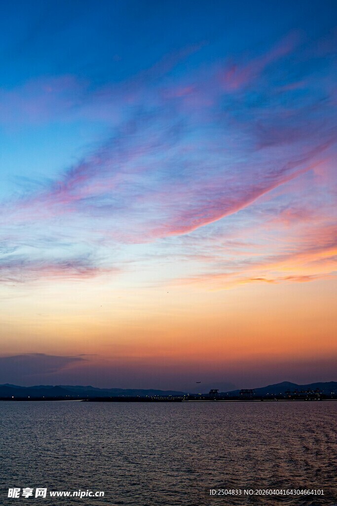 美丽晚霞下的广阔大地