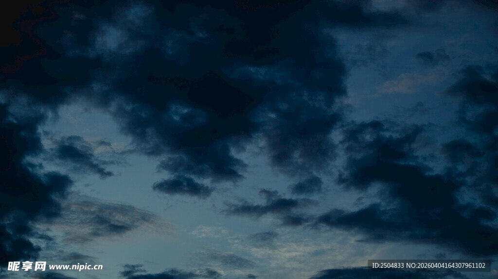 夜幕下的天空与云朵