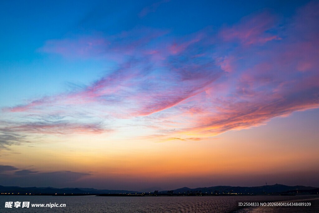绚丽晚霞下的开阔景色