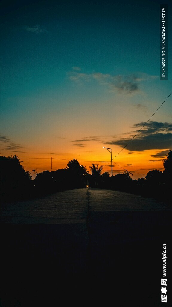 黄昏时分的静谧道路