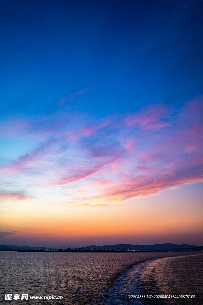 夕阳下的空旷田野美景