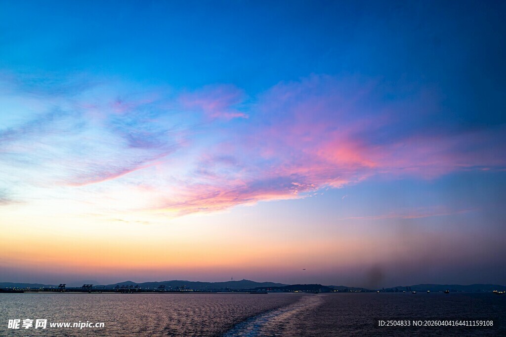 夕阳下的旷野公路美景