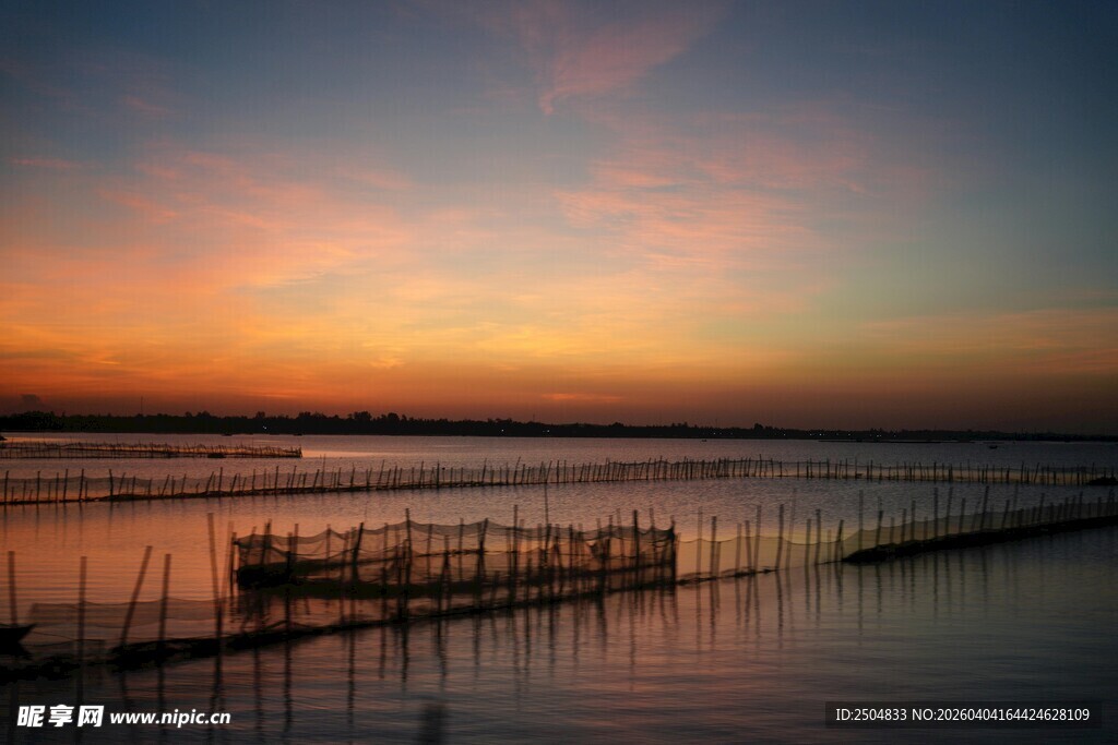 夕阳下的宁静水上栈桥