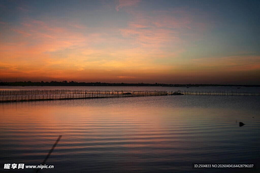 夕阳下的宁静湖面美景