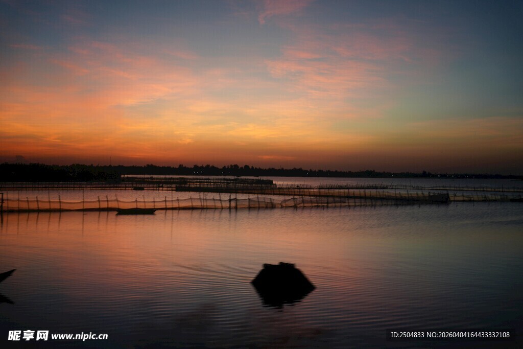 夕阳下静谧的水边景致
