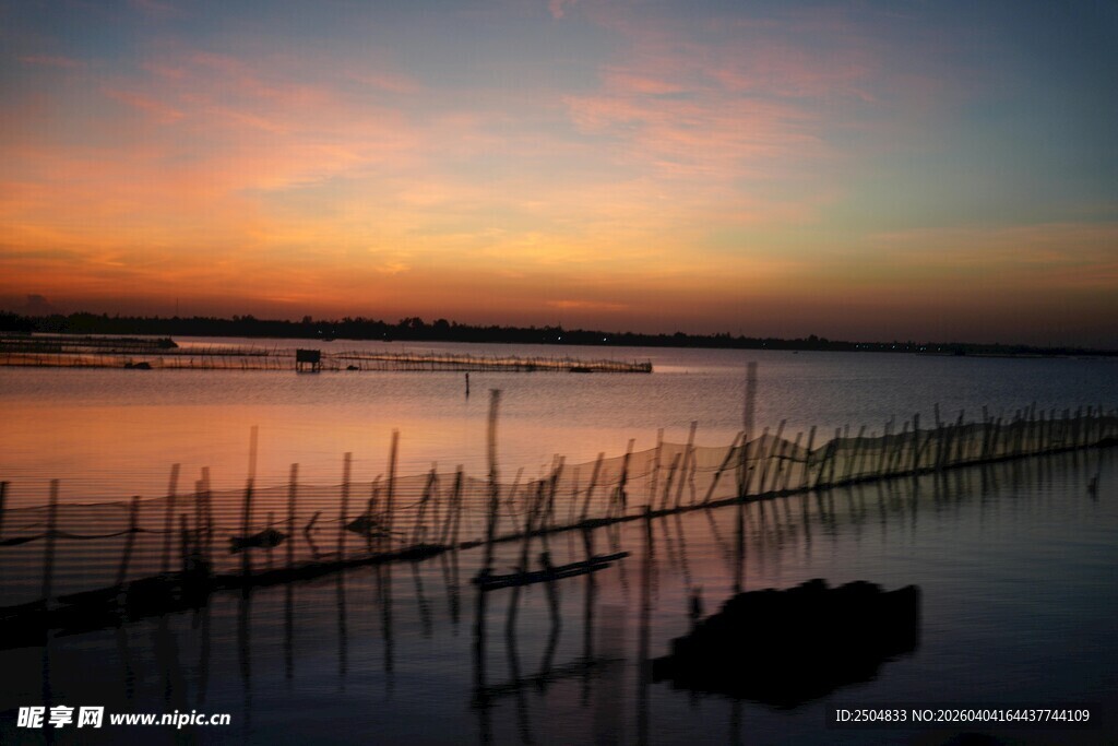 夕阳下的水上木桩景观
