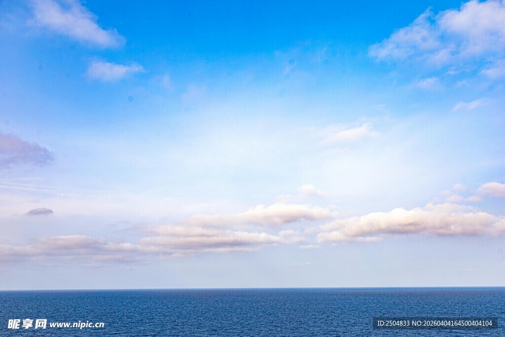 蔚蓝大海与晴朗天空