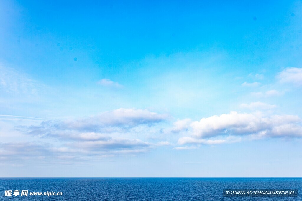 蔚蓝海面与天际白云