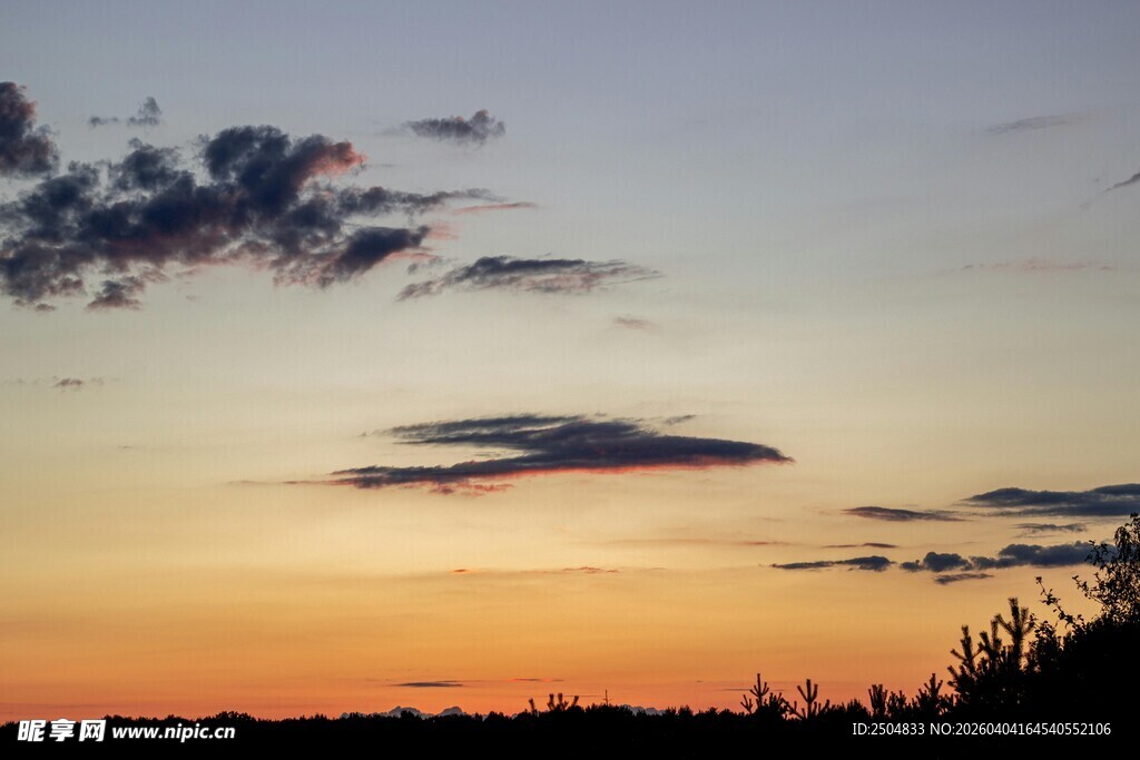 黄昏时分的天空与云朵
