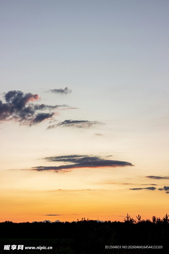 黄昏时分的天空与云朵
