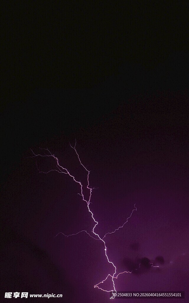 紫色闪电划破夜空