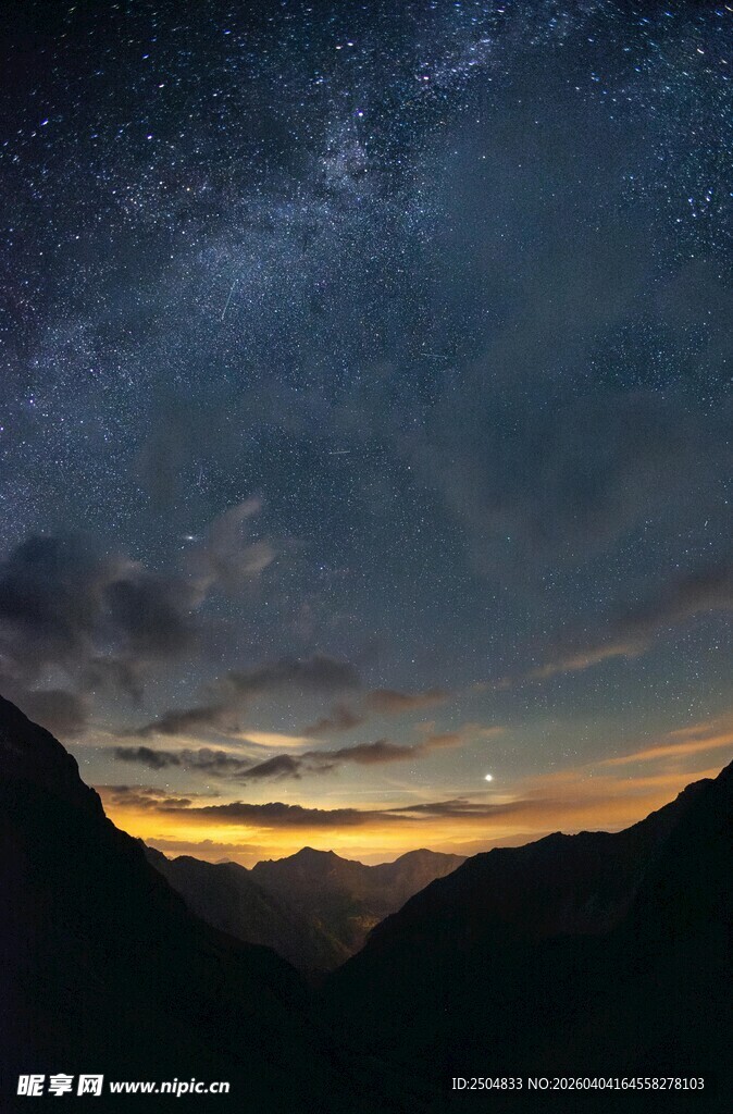 山间壮丽星空与日出景观