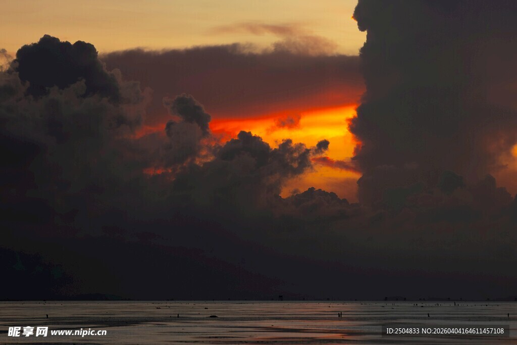 夕阳下的壮丽云海景观