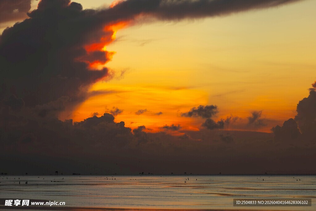海边绚烂落日景象