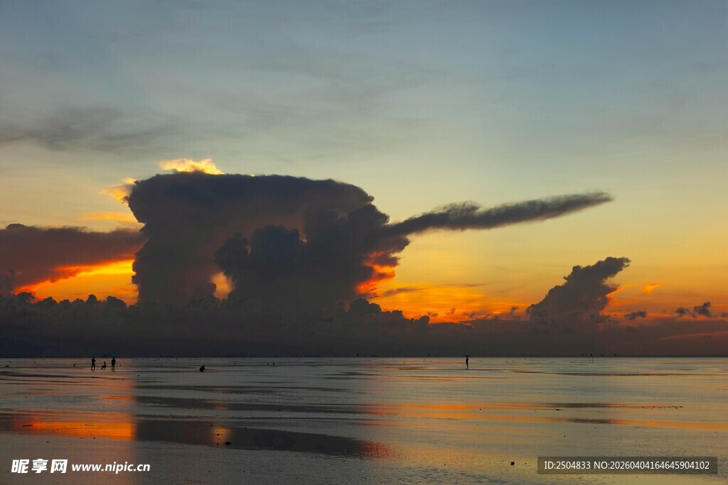 日落时分的壮丽云层景观