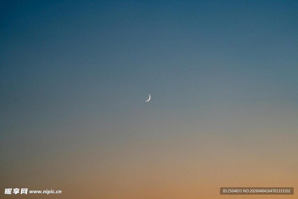 黄昏天际的孤独月亮