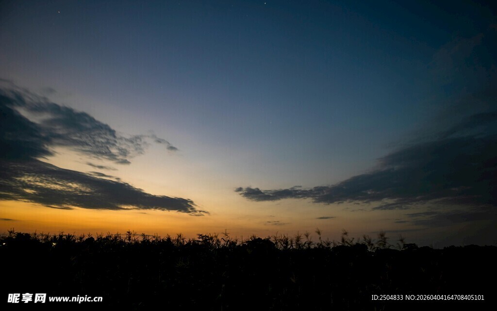 黄昏天际 云影绰约