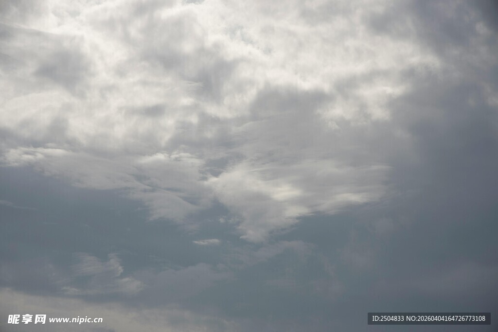 天空中的厚重云层