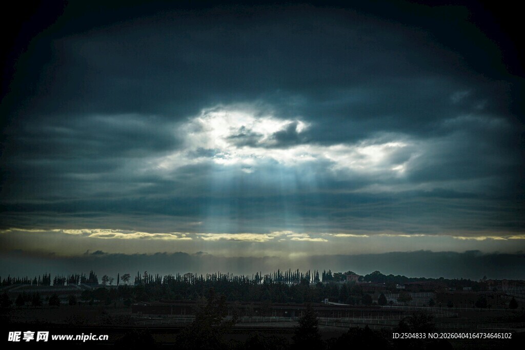 乌云下穿透的城市曙光