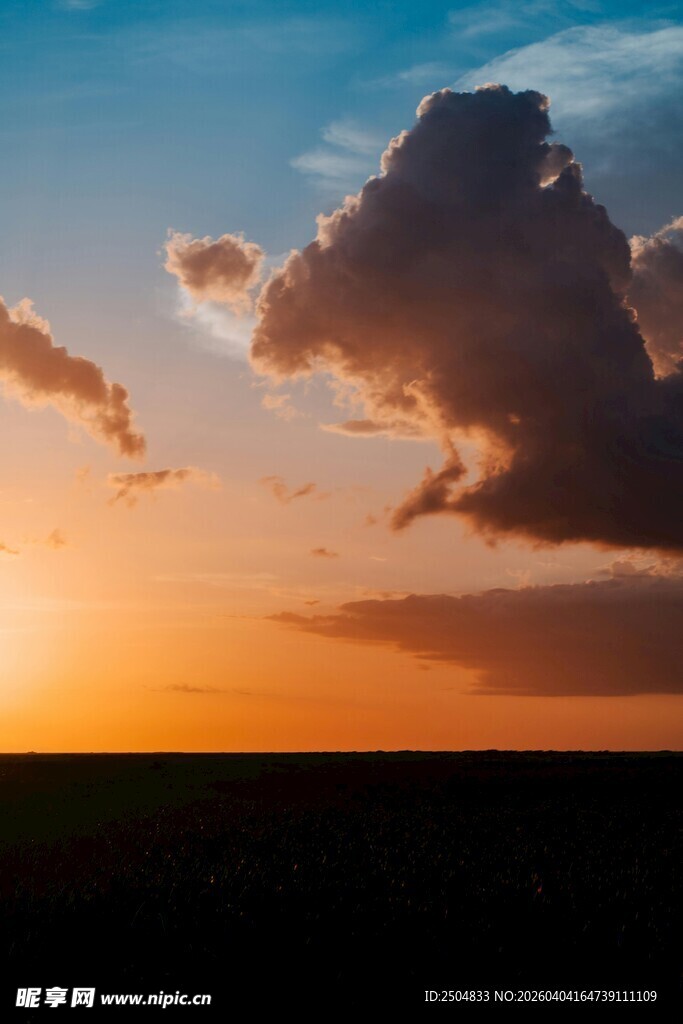 日落时分的壮丽天空景色