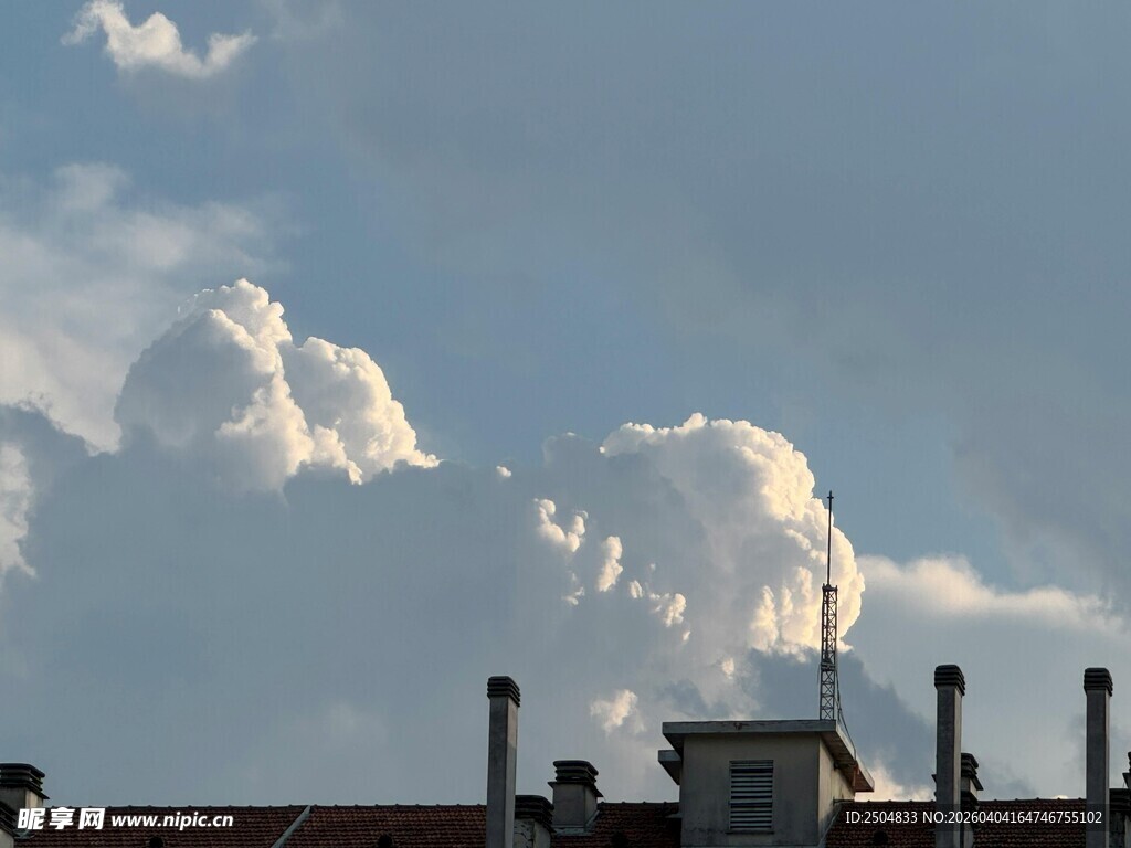 天空中壮观的积云景象