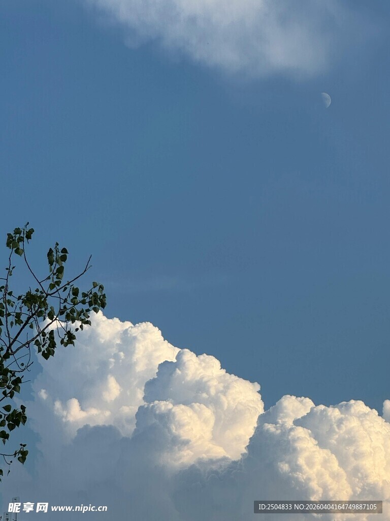 蓝天与蓬松云朵的美景