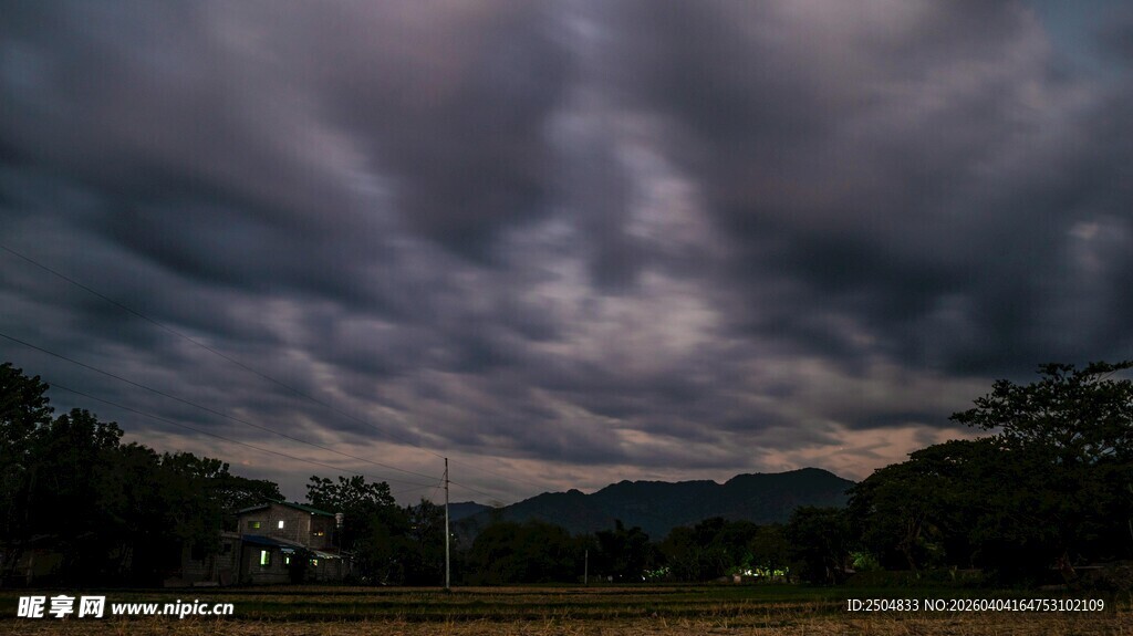 乌云笼罩下的静谧山林