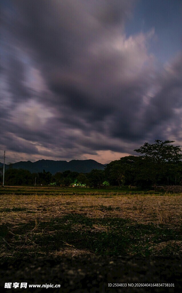 黄昏旷野上的厚重云层
