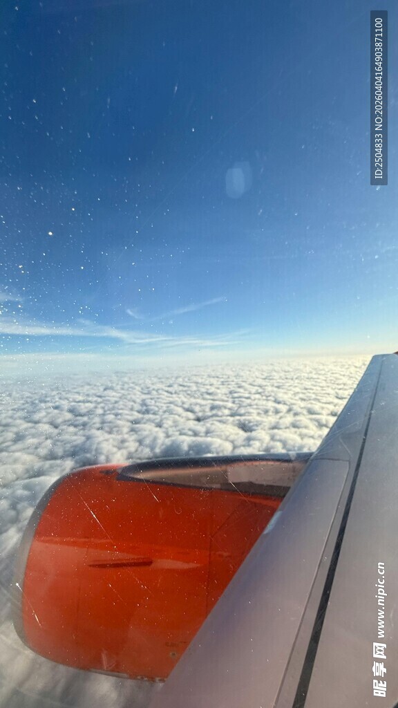 飞机窗外的云海与引擎
