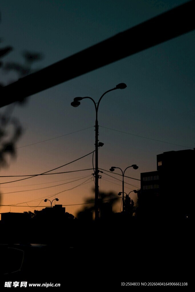 黄昏下的城市街道剪影