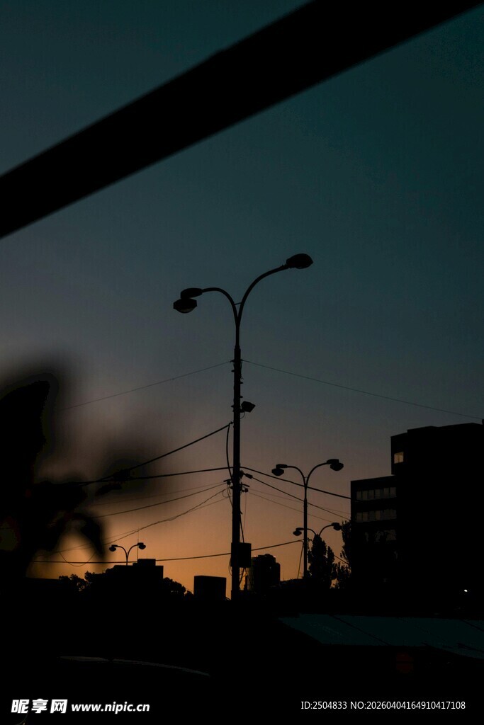 黄昏下的城市街道剪影