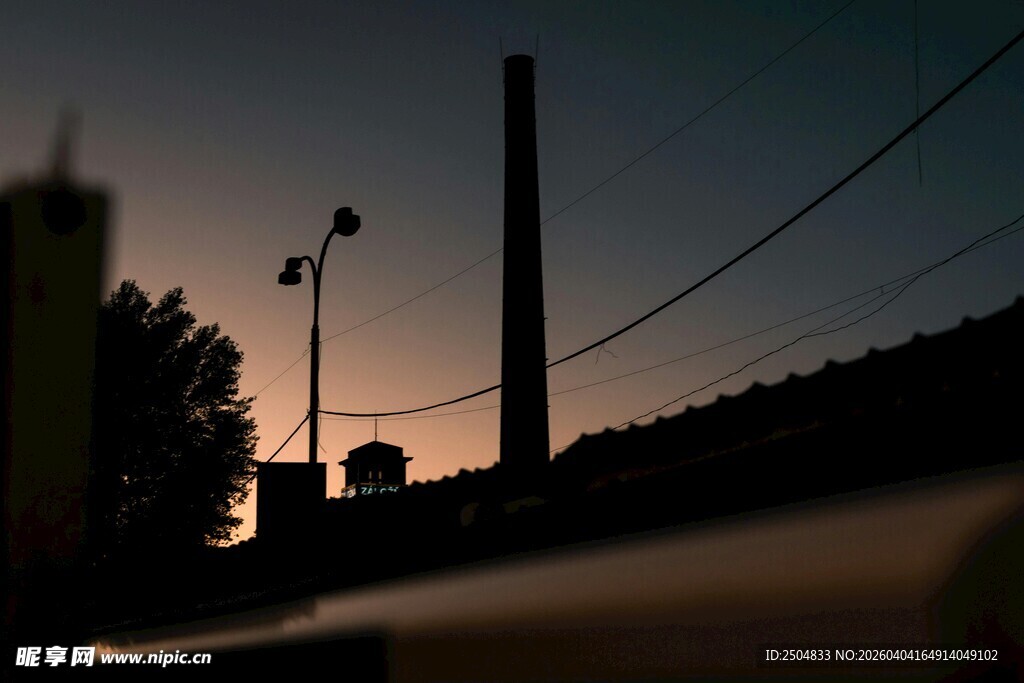 黄昏下的城市设施剪影