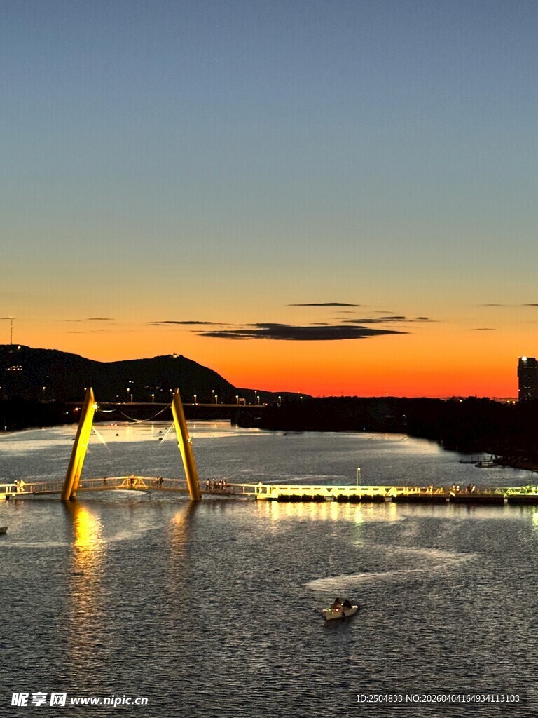 夕阳下的城市水边景观