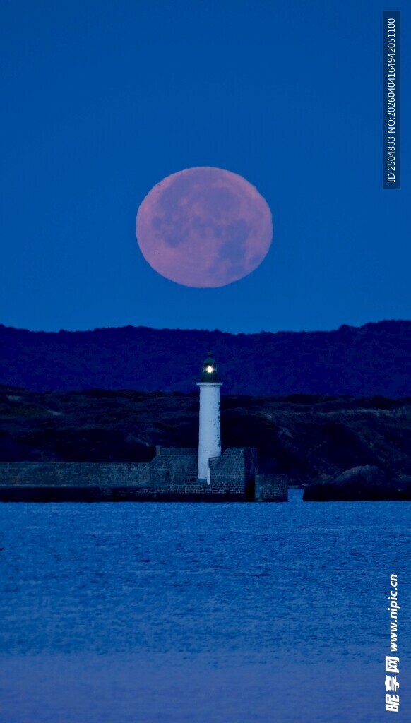 月夜灯塔映于静谧湖面