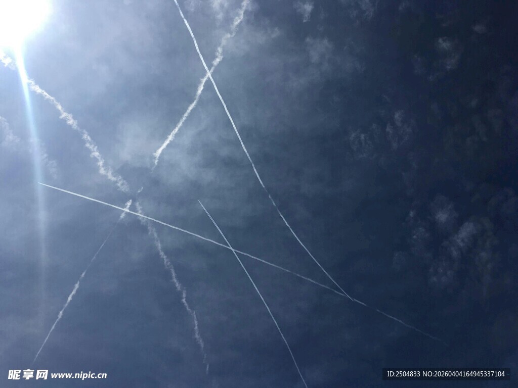 天空中交错的飞机尾迹